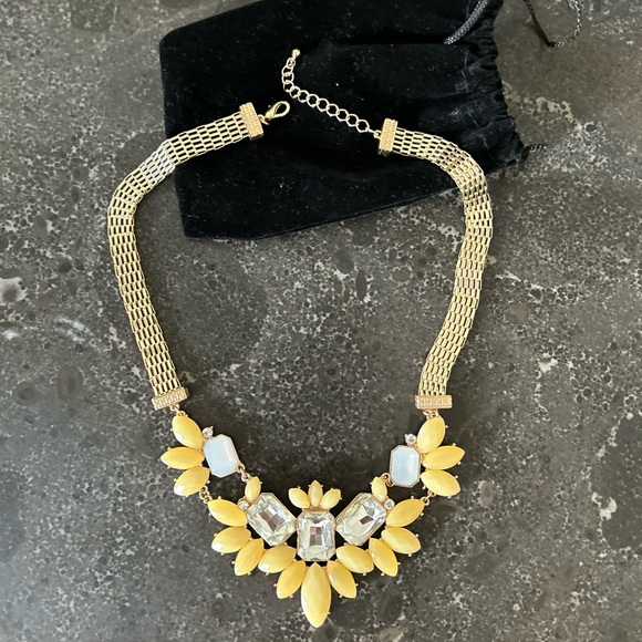 Beautiful statement jewelry piece. Dress up or down it’s GORGEOUS - Picture 3 of 6